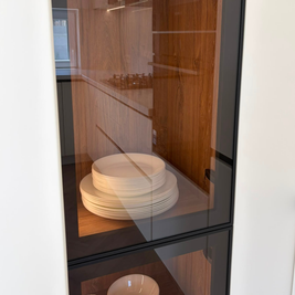 Mobilier din MDF termoformat cu blat din cuarț compozit și mânere gola, finisaj negru mat