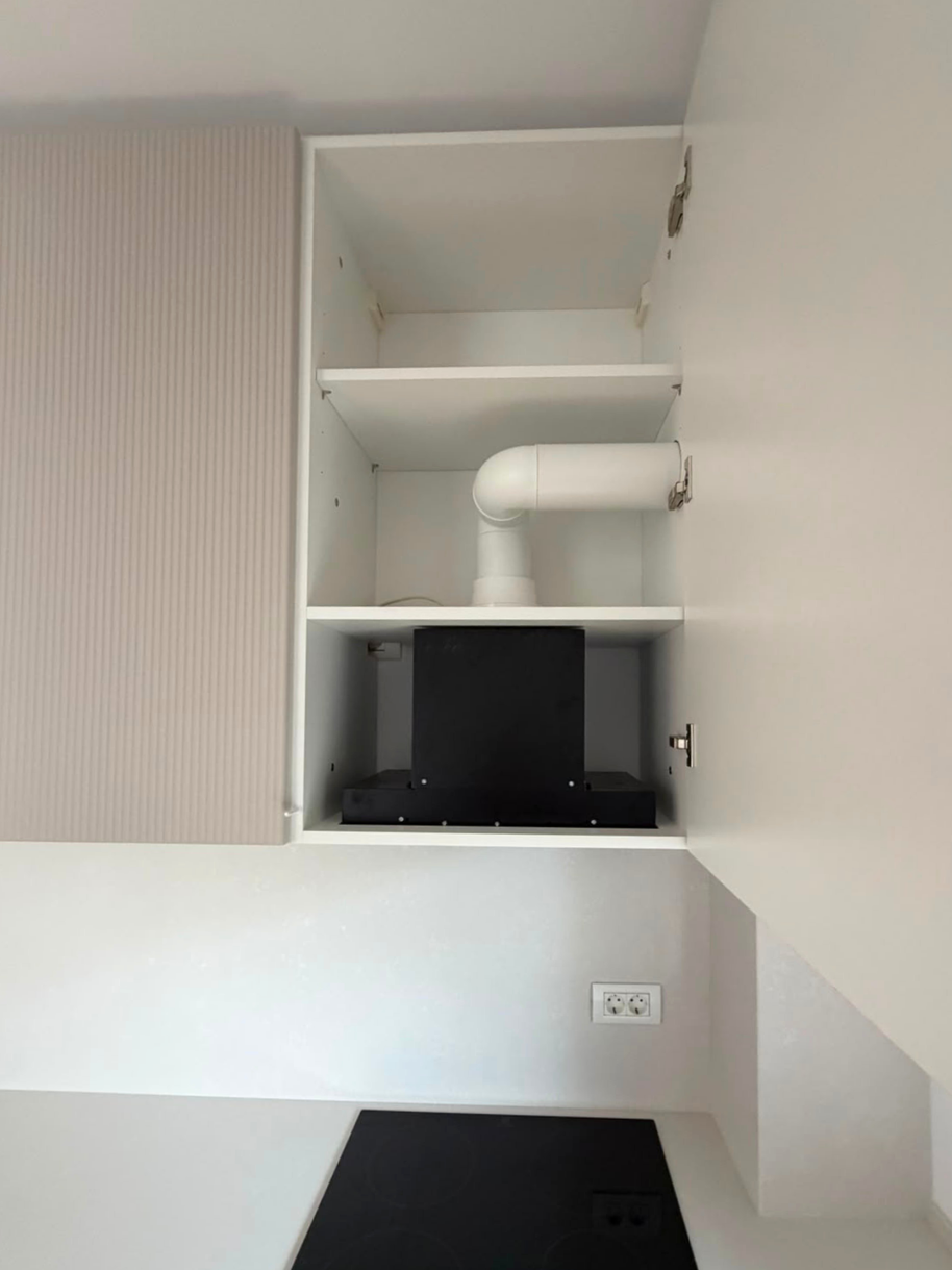 Mobilier de bucătărie din MDF termoformat, cu blat din cuarț și mânere aplicate