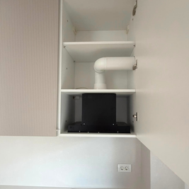 Mobilier de bucătărie din MDF termoformat, cu blat din cuarț și mânere aplicate