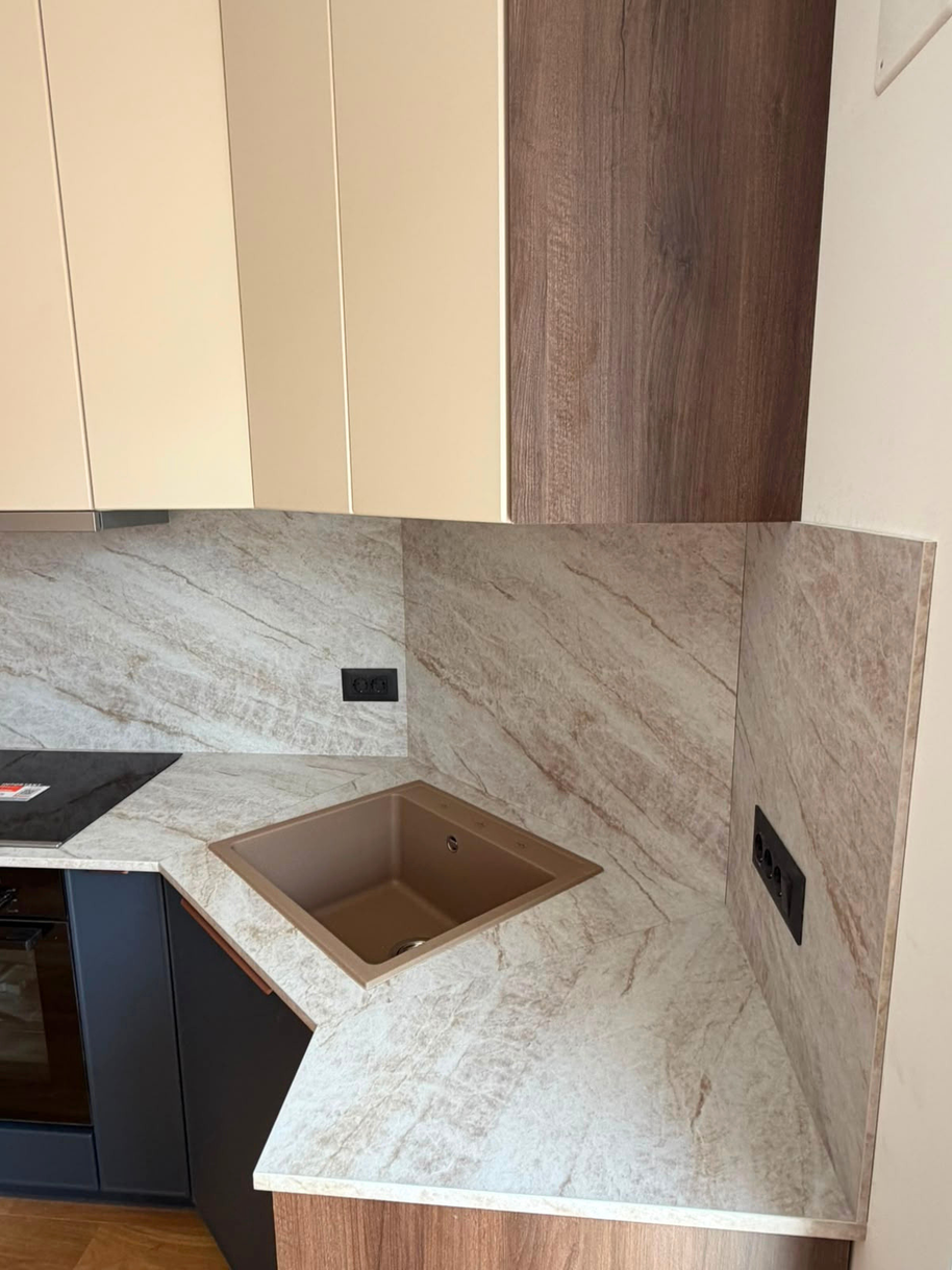 Mobilier din MDF termoformat cu blat termorezistent și mânere metalice aplicate/tip profil GOLA