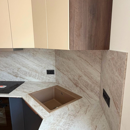 Mobilier din MDF termoformat cu blat termorezistent și mânere metalice aplicate/tip profil GOLA