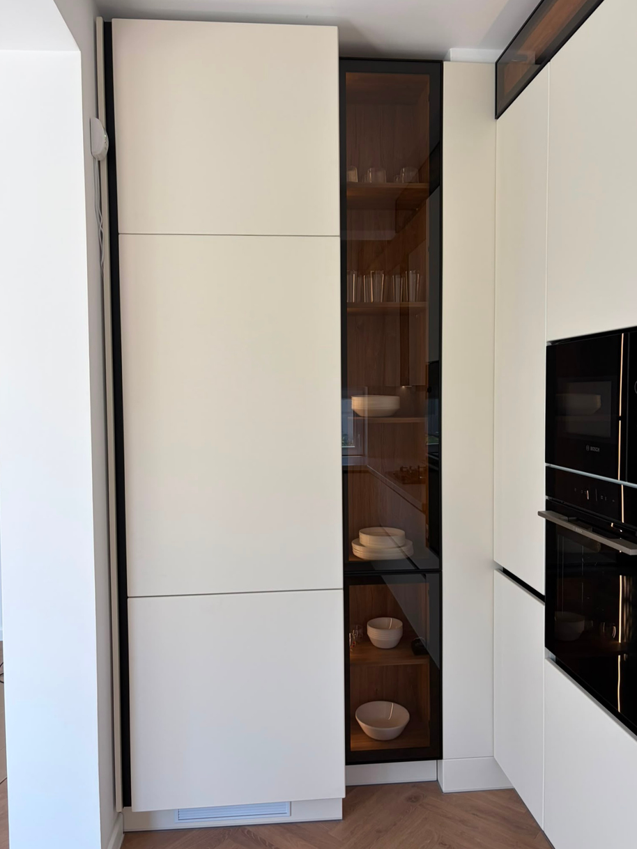 Mobilier din MDF termoformat cu blat din cuarț compozit și mânere gola, finisaj negru mat