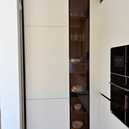 Mobilier din MDF termoformat cu blat din cuarț compozit și mânere gola, finisaj negru mat