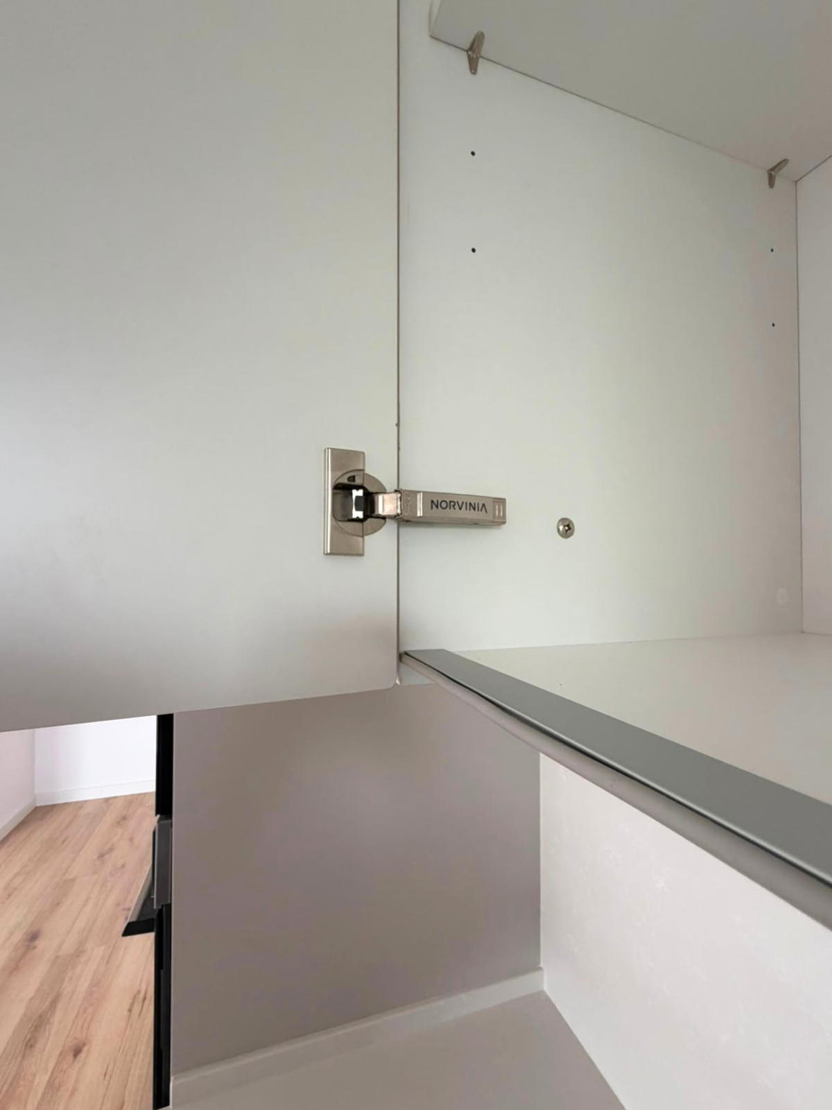 Mobilier de bucătărie din MDF termoformat, cu blat din cuarț și mânere aplicate