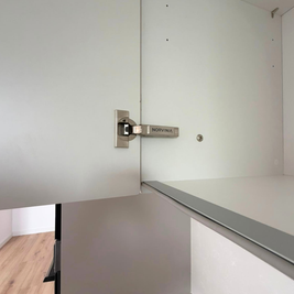 Mobilier de bucătărie din MDF termoformat, cu blat din cuarț și mânere aplicate
