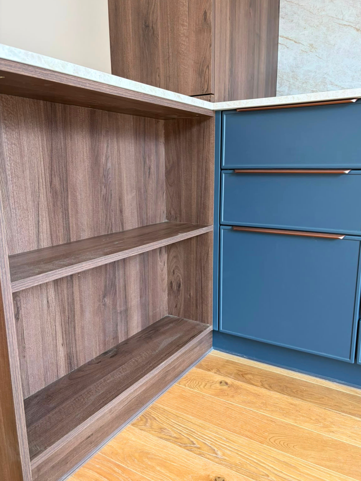 Mobilier din MDF termoformat cu blat termorezistent și mânere metalice aplicate/tip profil GOLA
