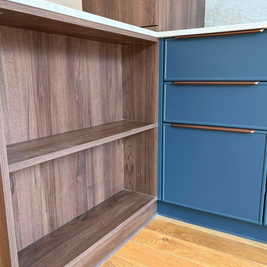 Mobilier din MDF termoformat cu blat termorezistent și mânere metalice aplicate/tip profil GOLA