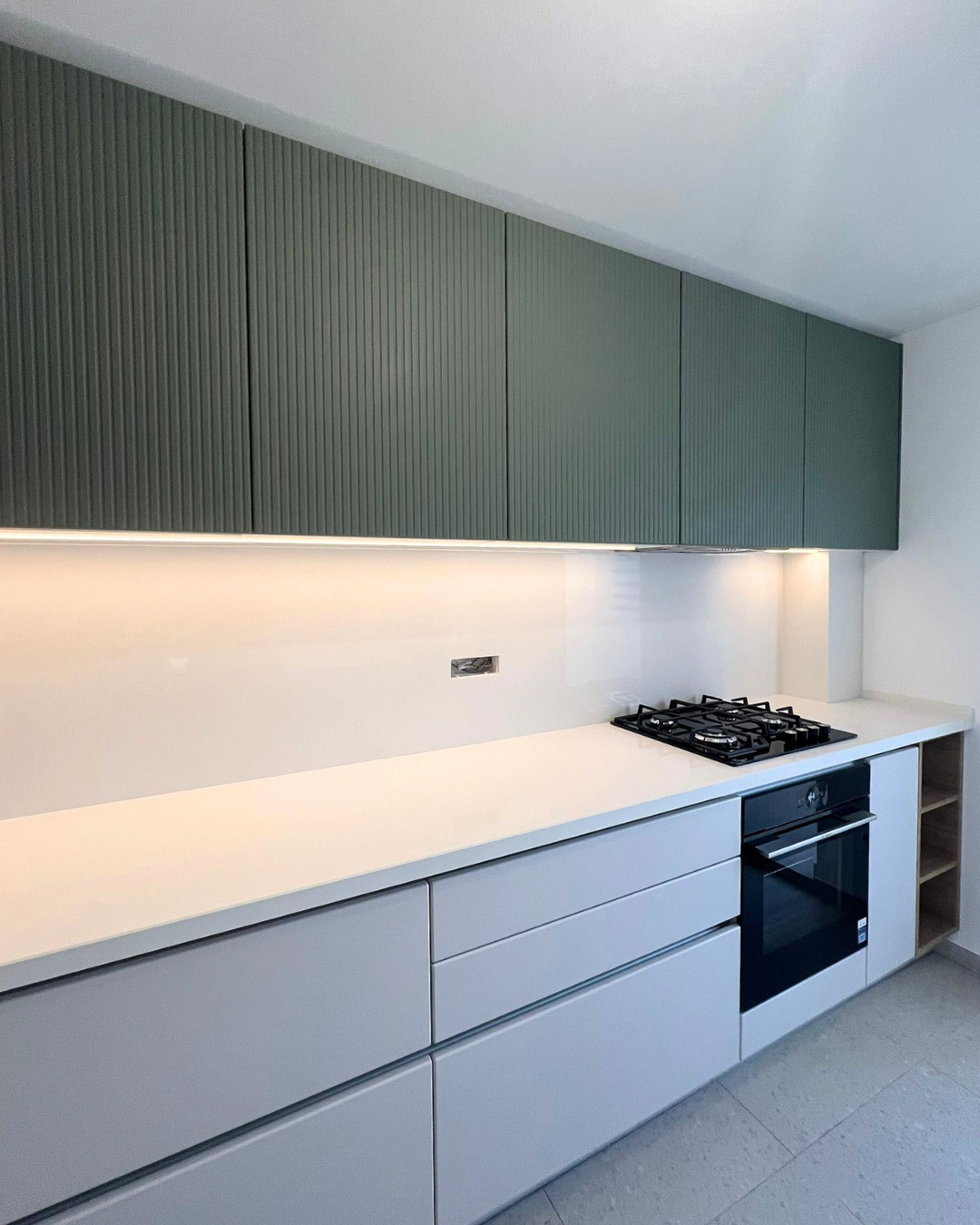 Mobilier bucătărie NORVINIA, cu blat din cuarț compozit