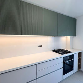 Mobilier bucătărie NORVINIA, cu blat din cuarț compozit