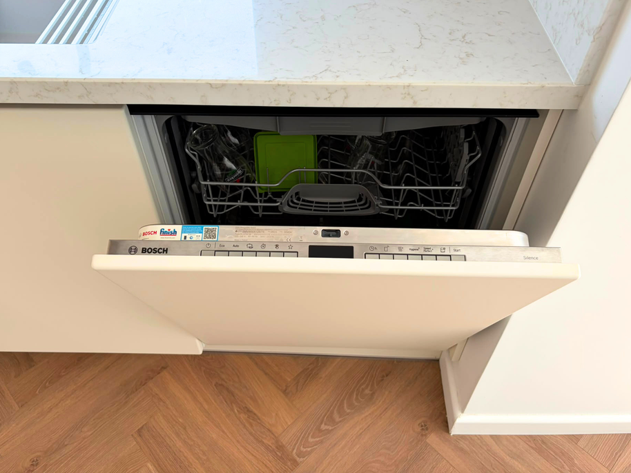Mobilier din MDF termoformat cu blat din cuarț compozit și mânere gola, finisaj negru mat