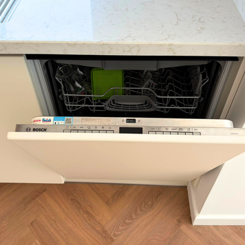 Mobilier din MDF termoformat cu blat din cuarț compozit și mânere gola, finisaj negru mat