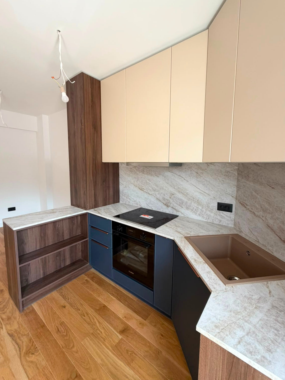 Mobilier din MDF termoformat cu blat termorezistent și mânere metalice aplicate/tip profil GOLA