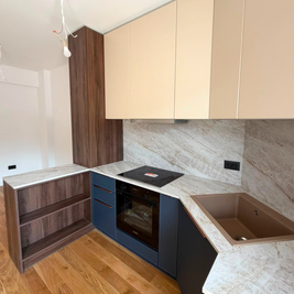 Mobilier din MDF termoformat cu blat termorezistent și mânere metalice aplicate/tip profil GOLA