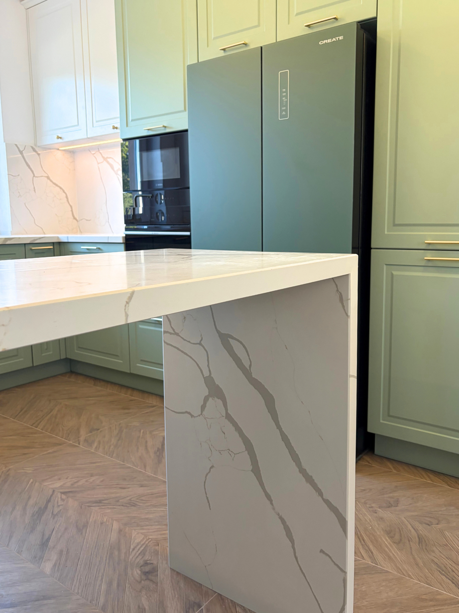 Mobilier din MDF termoformat cu blat, contrablat și picior peninsulă din cuarț compozit și mânere metalice aplicat