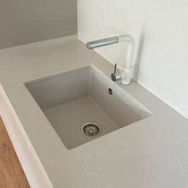 Mobilier de bucătărie din MDF termoformat, cu blat din cuarț și mânere aplicate
