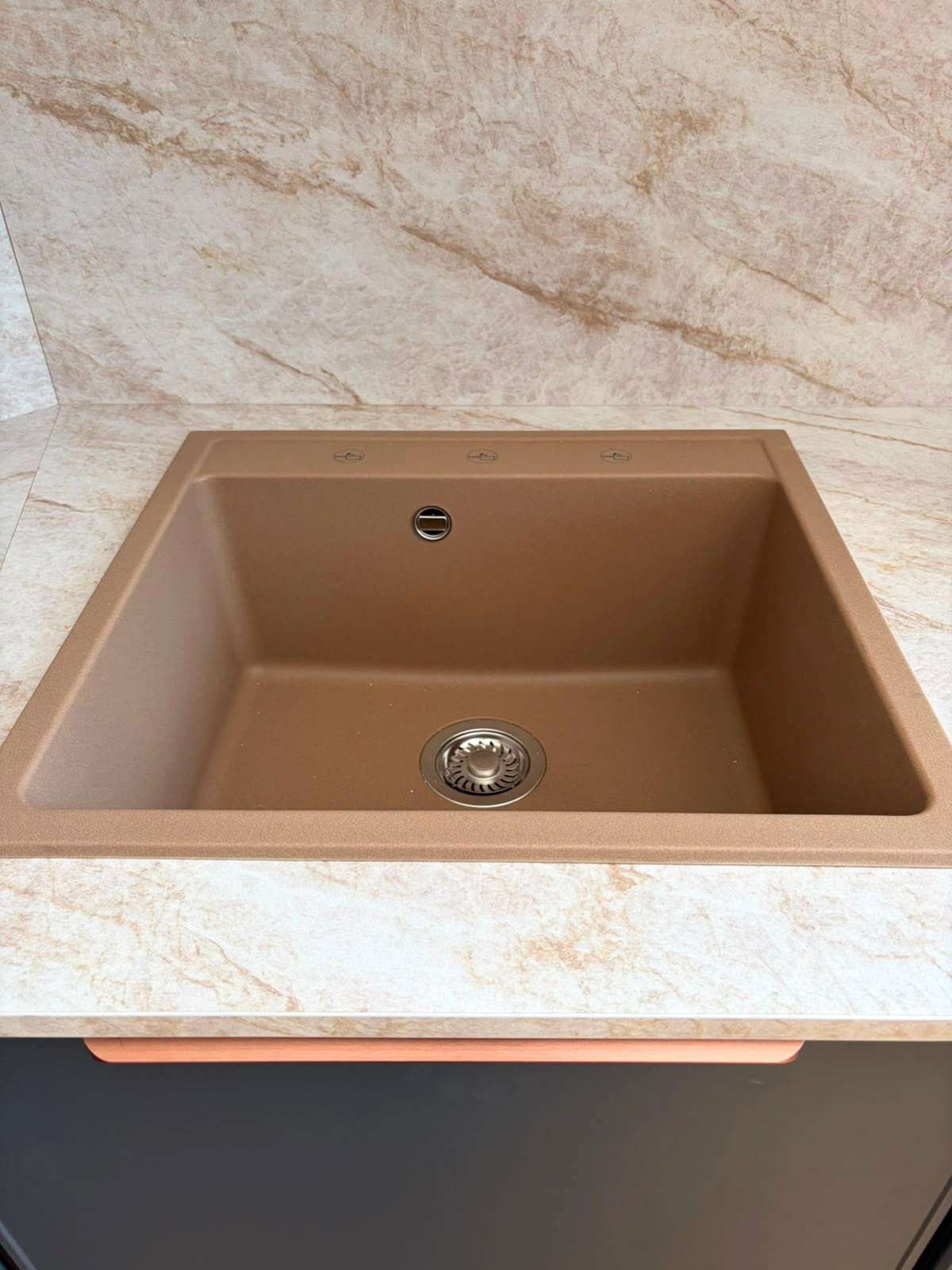Mobilier din MDF termoformat cu blat termorezistent și mânere metalice aplicate/tip profil GOLA