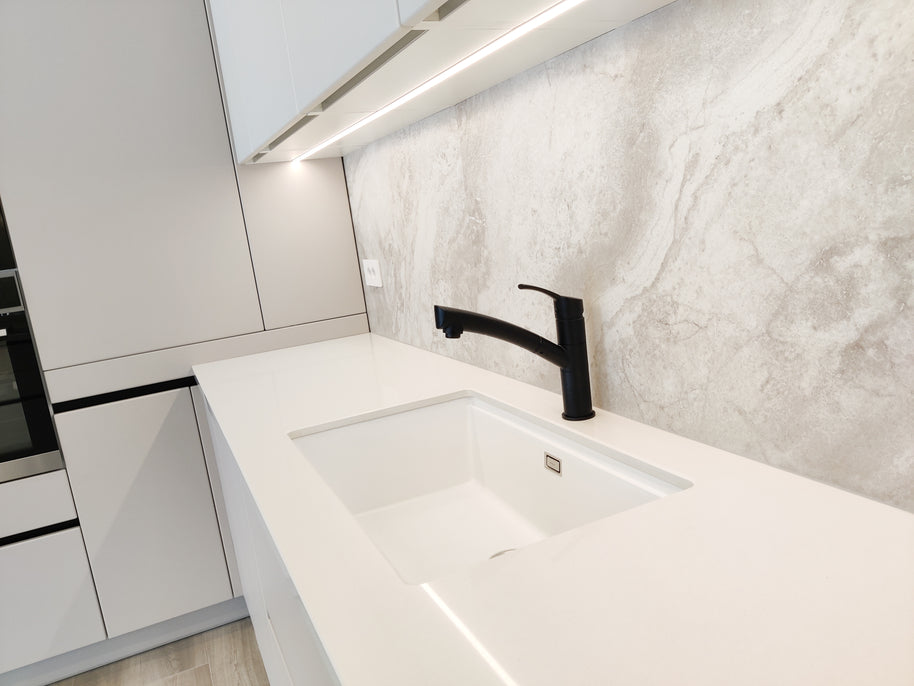 Mobilă de bucătărie fabricată la comandă de Norvinia cu blat din cuarț compozit, mobilier din MDF termoformat