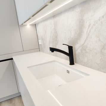 Mobilă de bucătărie fabricată la comandă de Norvinia cu blat din cuarț compozit, mobilier din MDF termoformat