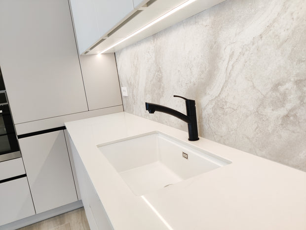 Mobilă de bucătărie fabricată la comandă de Norvinia cu blat din cuarț compozit, mobilier din MDF termoformat