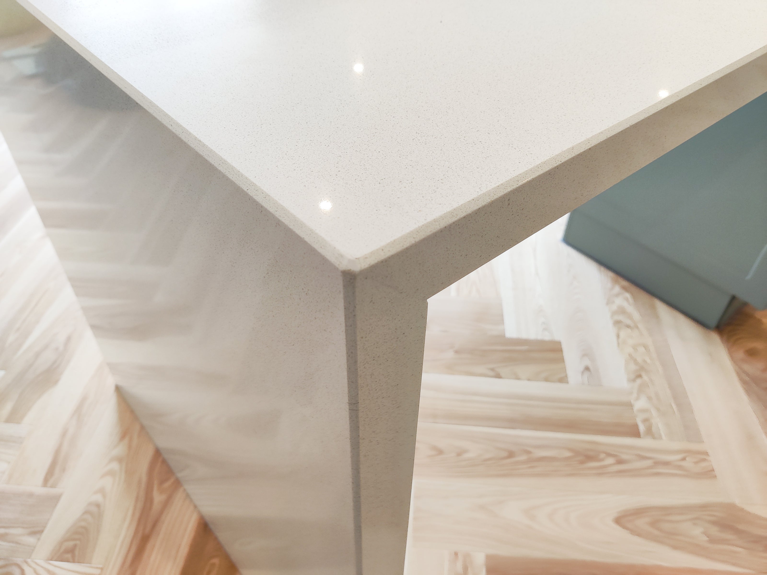 Mobilier de bucătărie NORVINIA din MDF termoformat cu insulă din cuarț compozit