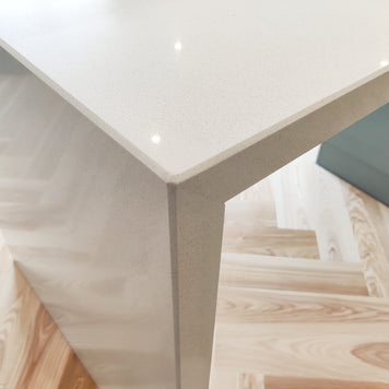 Mobilier de bucătărie NORVINIA din MDF termoformat cu insulă din cuarț compozit