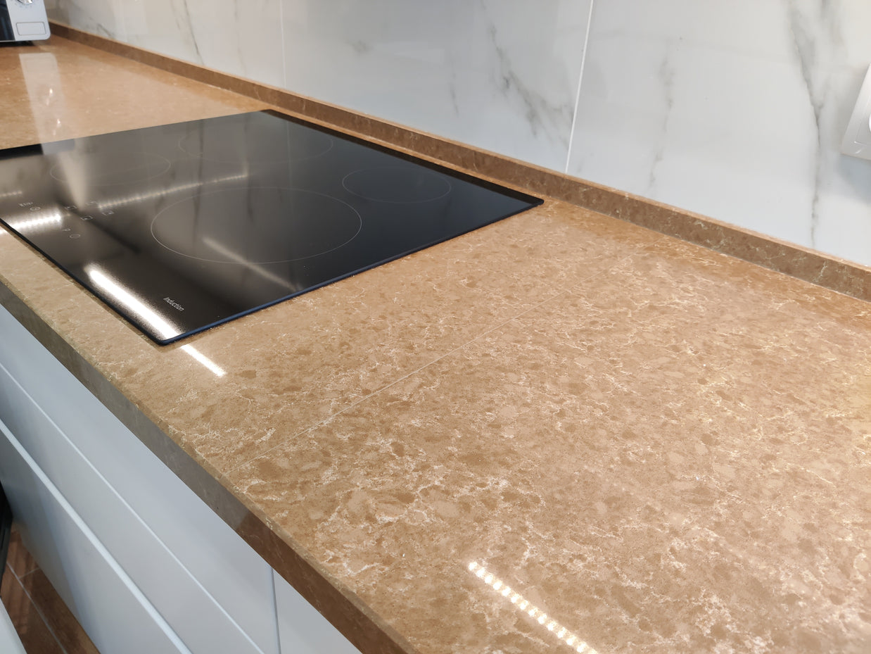 Mobilier de bucătărie NORVINIA din MDF cu blat din cuarț compozit, mânere Gola montate în spatele ușilor