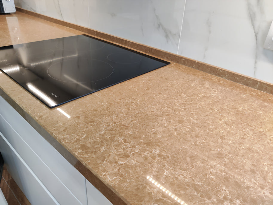 Mobilier de bucătărie NORVINIA din MDF cu blat din cuarț compozit, mânere Gola montate în spatele ușilor