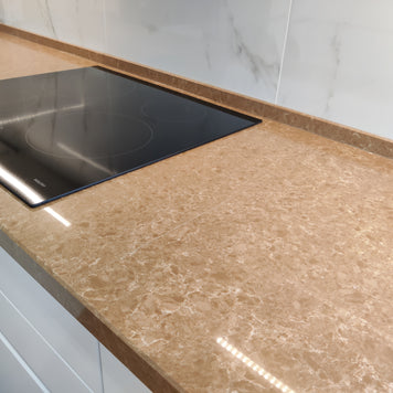 Mobilier de bucătărie NORVINIA din MDF cu blat din cuarț compozit, mânere Gola montate în spatele ușilor