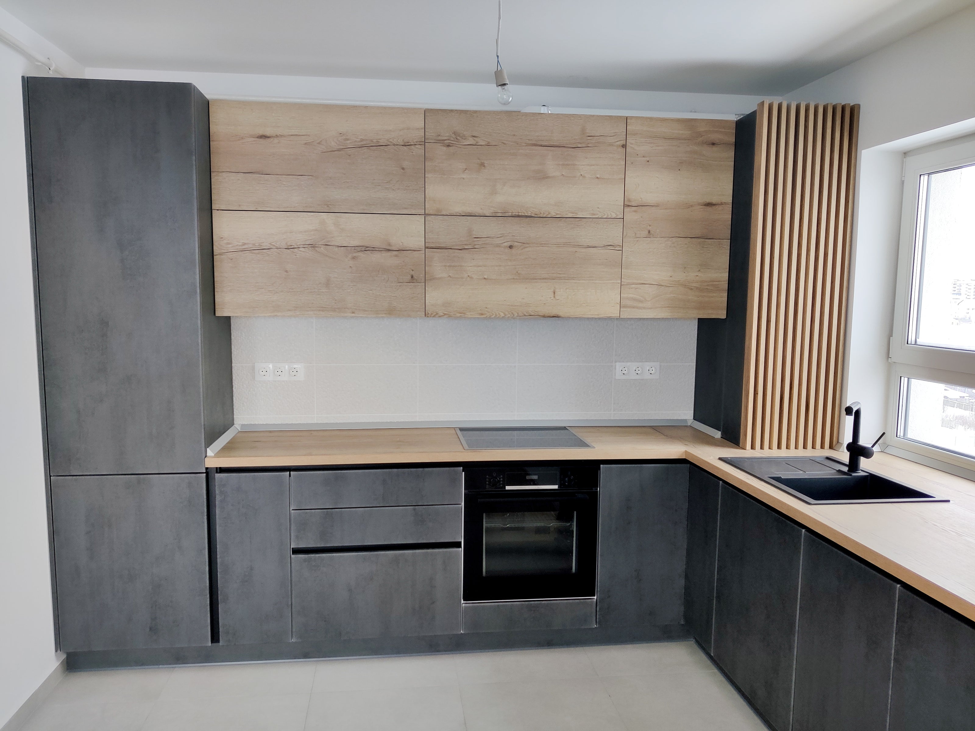 Mobilă de bucătărie din MDF termoformat fabricată la comandă de NORVINIA cu blat termorezistent și îmbinare colț invizibilă