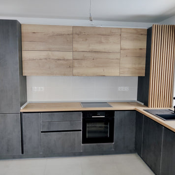 Mobilă de bucătărie din MDF termoformat fabricată la comandă de NORVINIA cu blat termorezistent și îmbinare colț invizibilă