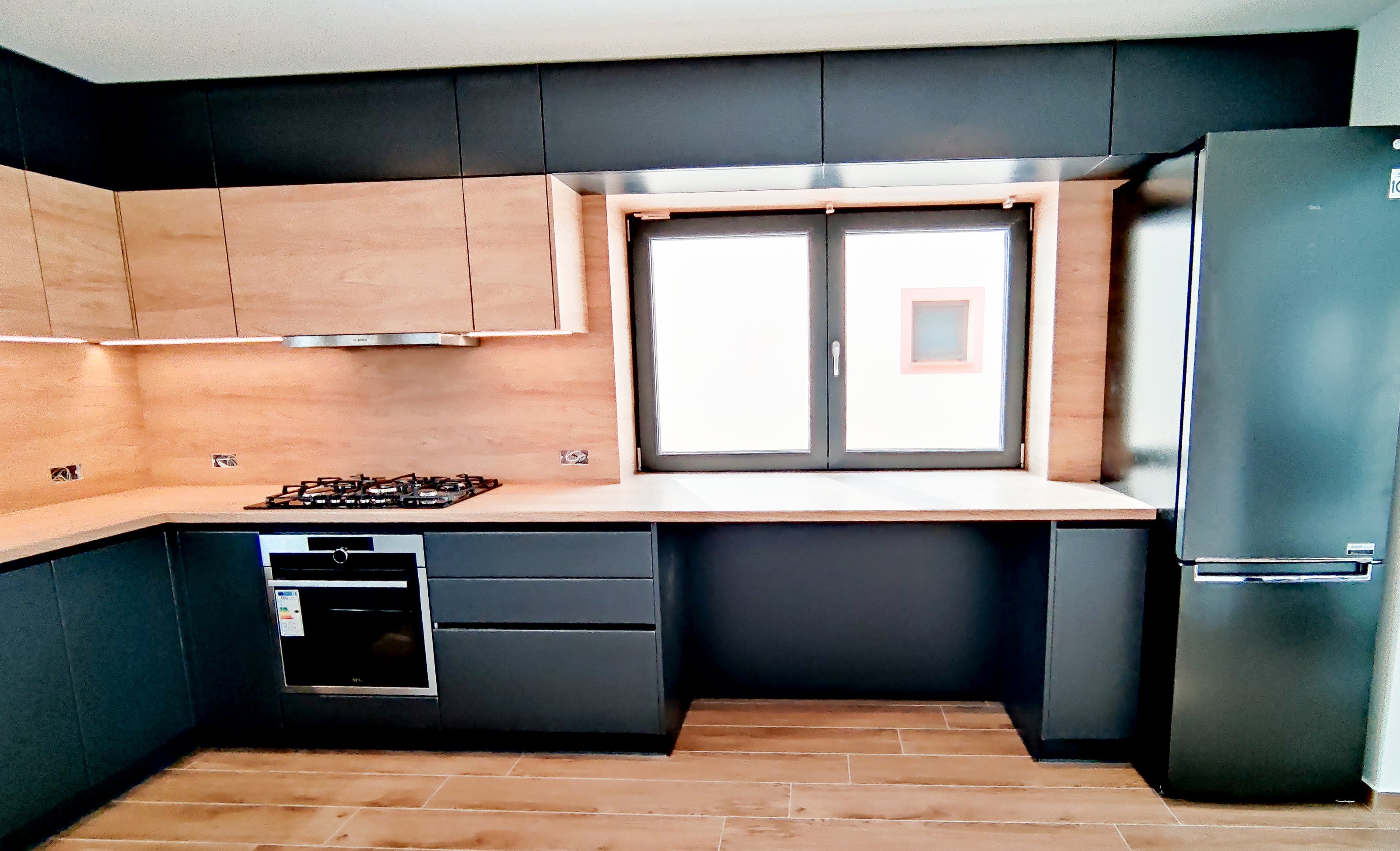 Mobilier de bucătărie NORVINIA cu blat, glaf și contrablat termorezistent, fronturi din MDF termoformat