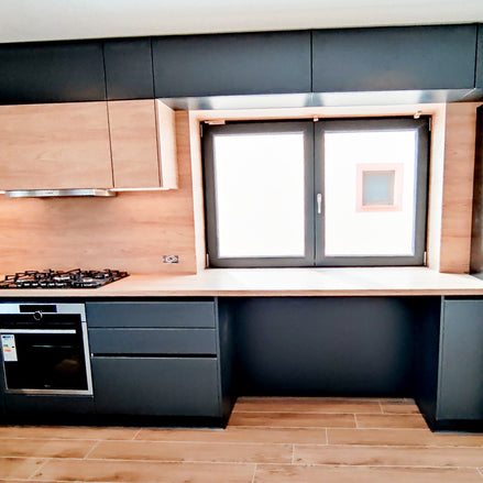 Mobilier de bucătărie NORVINIA cu blat, glaf și contrablat termorezistent, fronturi din MDF termoformat