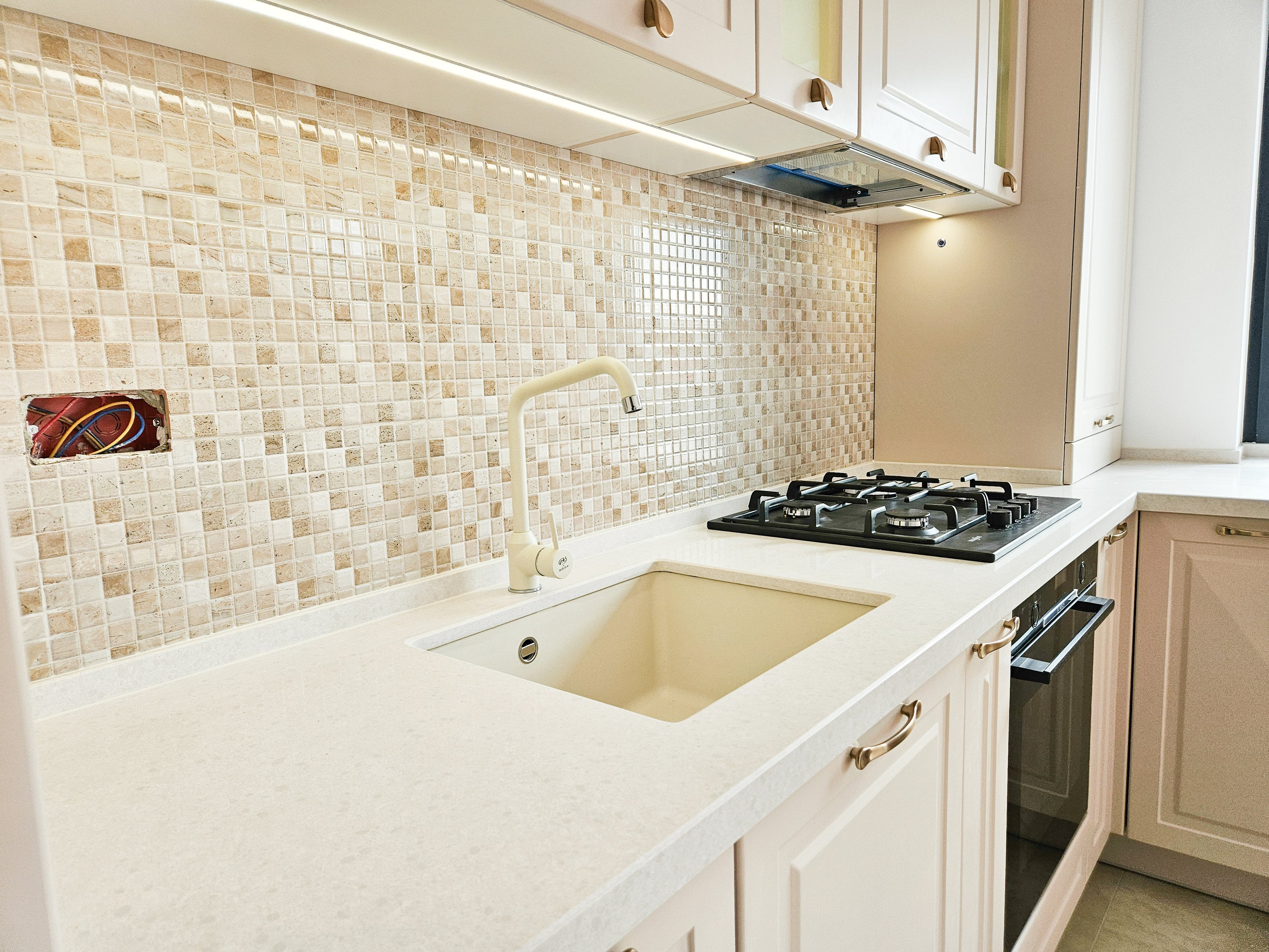 Mobilă de bucătărie fabricată la comandă de NORVINIA cu blat și glaf geam din cuarț compozit, mobilier din MDF termoformat