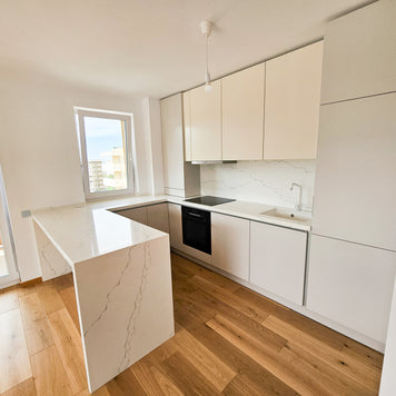 Mobilă de bucătărie fabricată la comandă de NORVINIA cu blat și glaf geam din cuarț compozit, mobilier din MDF termoformat