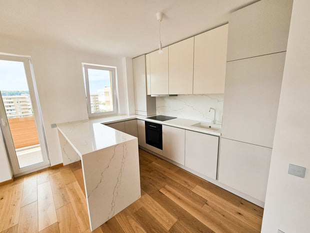 Mobilă de bucătărie fabricată la comandă de NORVINIA cu blat și glaf geam din cuarț compozit, mobilier din MDF termoformat