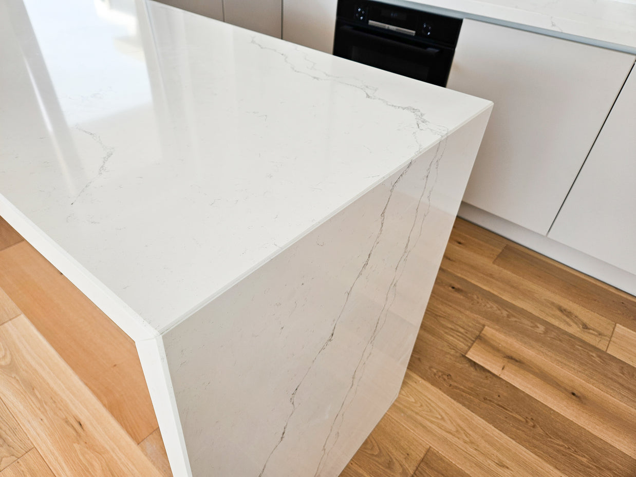 Mobilă de bucătărie fabricată la comandă de NORVINIA cu blat și glaf geam din cuarț compozit, mobilier din MDF termoformat