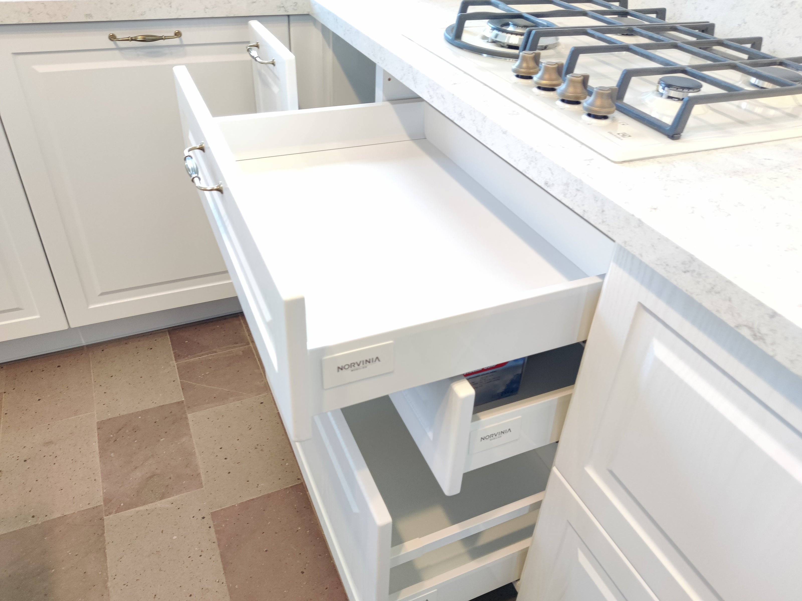 Mobilă de bucătărie din MDF termoformat fabricată la comandă de NORVINIA cu blat din cuarț compozit și chiuvetă montată sub blat