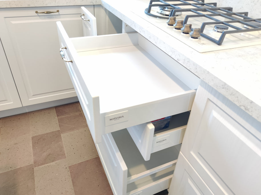 Mobilă de bucătărie din MDF termoformat fabricată la comandă de NORVINIA cu blat din cuarț compozit și chiuvetă montată sub blat