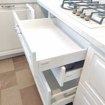 Mobilă de bucătărie din MDF termoformat fabricată la comandă de NORVINIA cu blat din cuarț compozit și chiuvetă montată sub blat