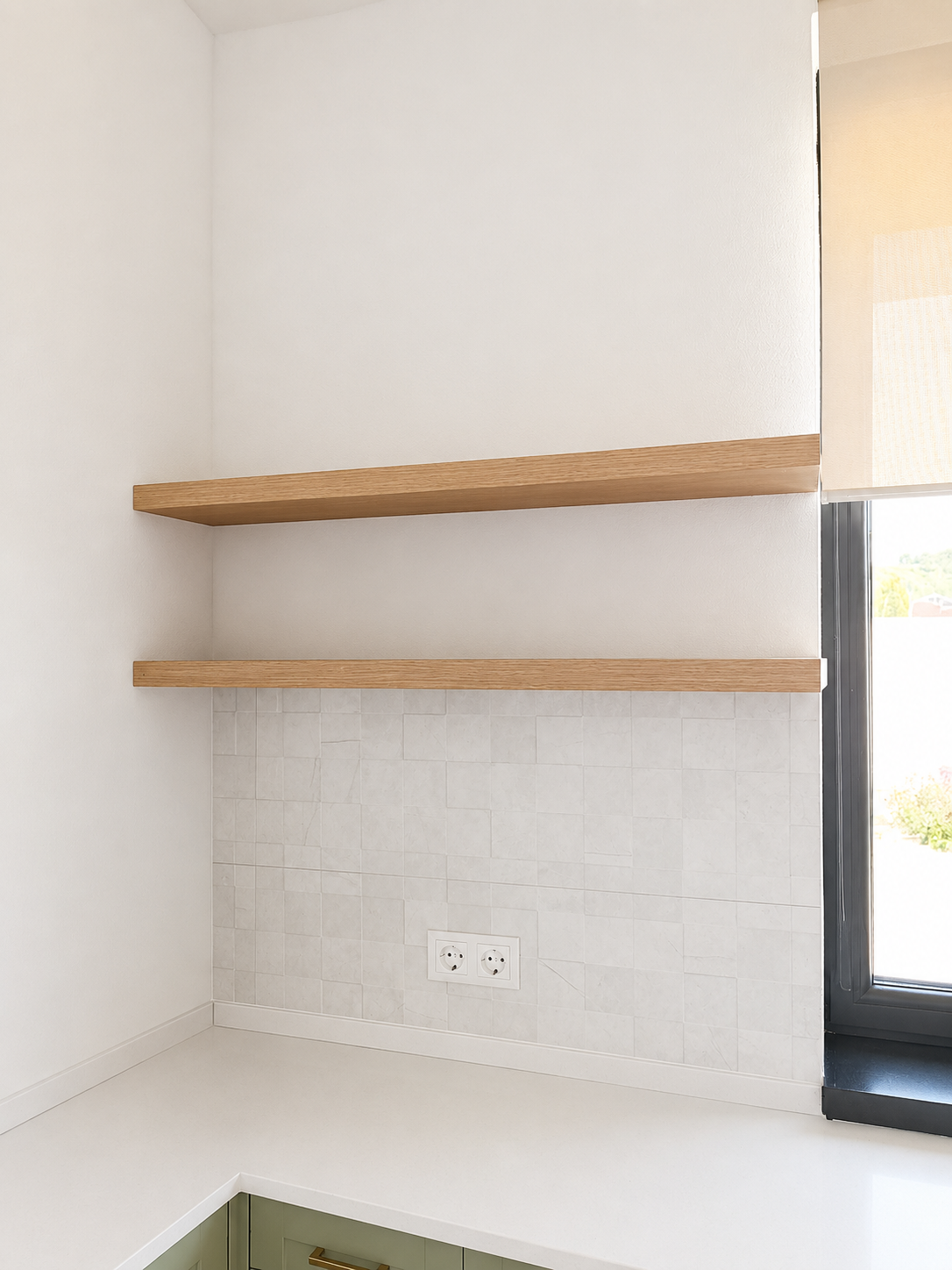 Mobilier de bucătărie NORVINIA, cu fronturi din MDF termoformat, blat din cuarț compozit și mânere metalice aplicate