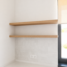 Mobilier de bucătărie NORVINIA, cu fronturi din MDF termoformat, blat din cuarț compozit și mânere metalice aplicate