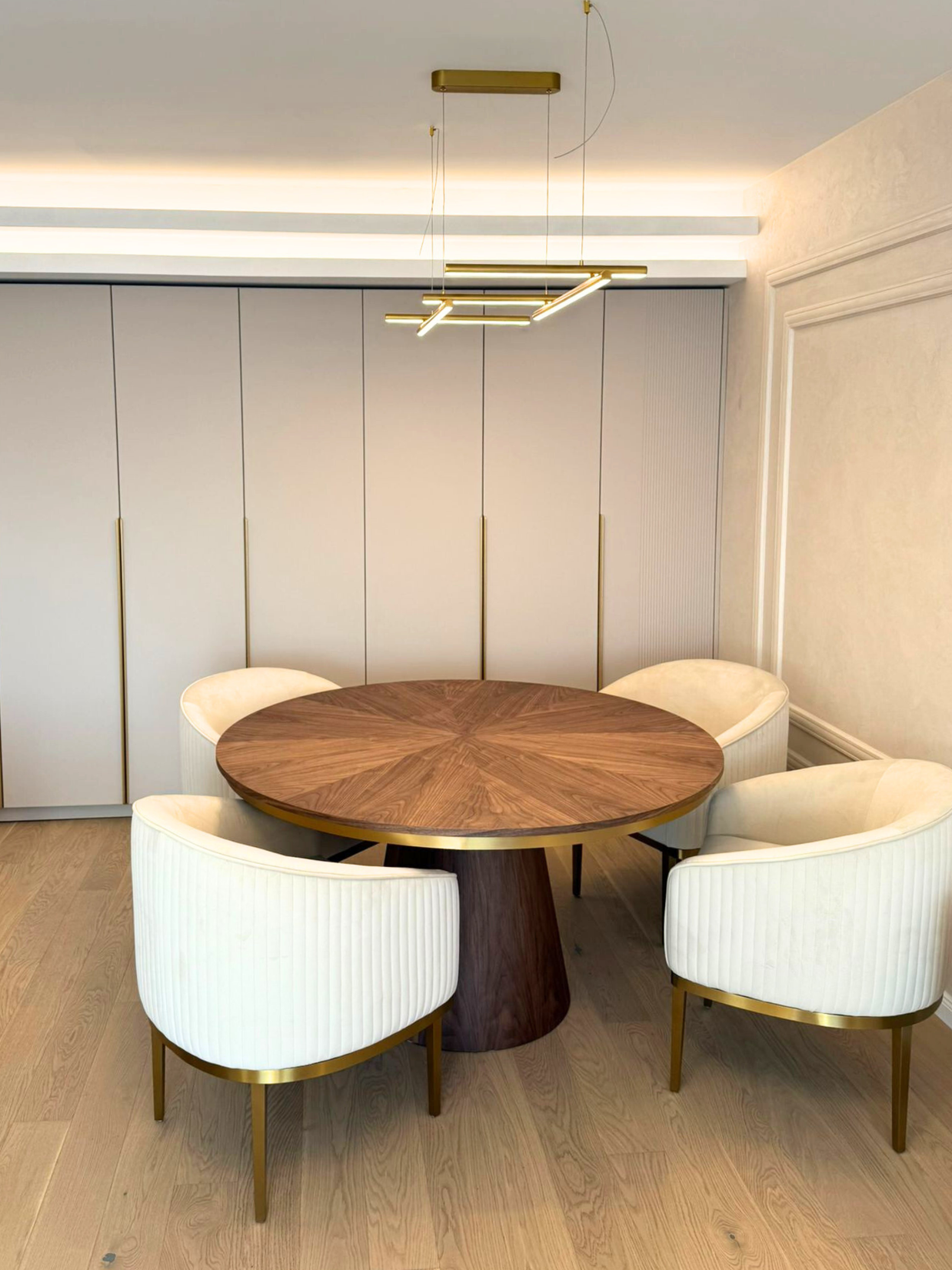 Mobilier pentru living cu fronturi din MDF termoformat realizat la comandă de NORVINIA