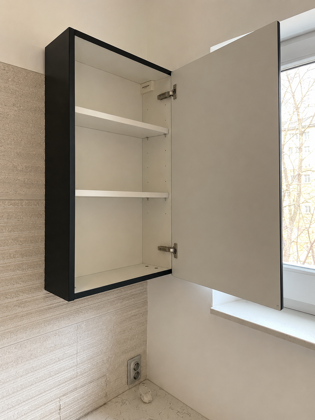 Mobilier pentru baie realizat la comandă de NORVINIA din MDF temoformat cu blat din cuarț compozit