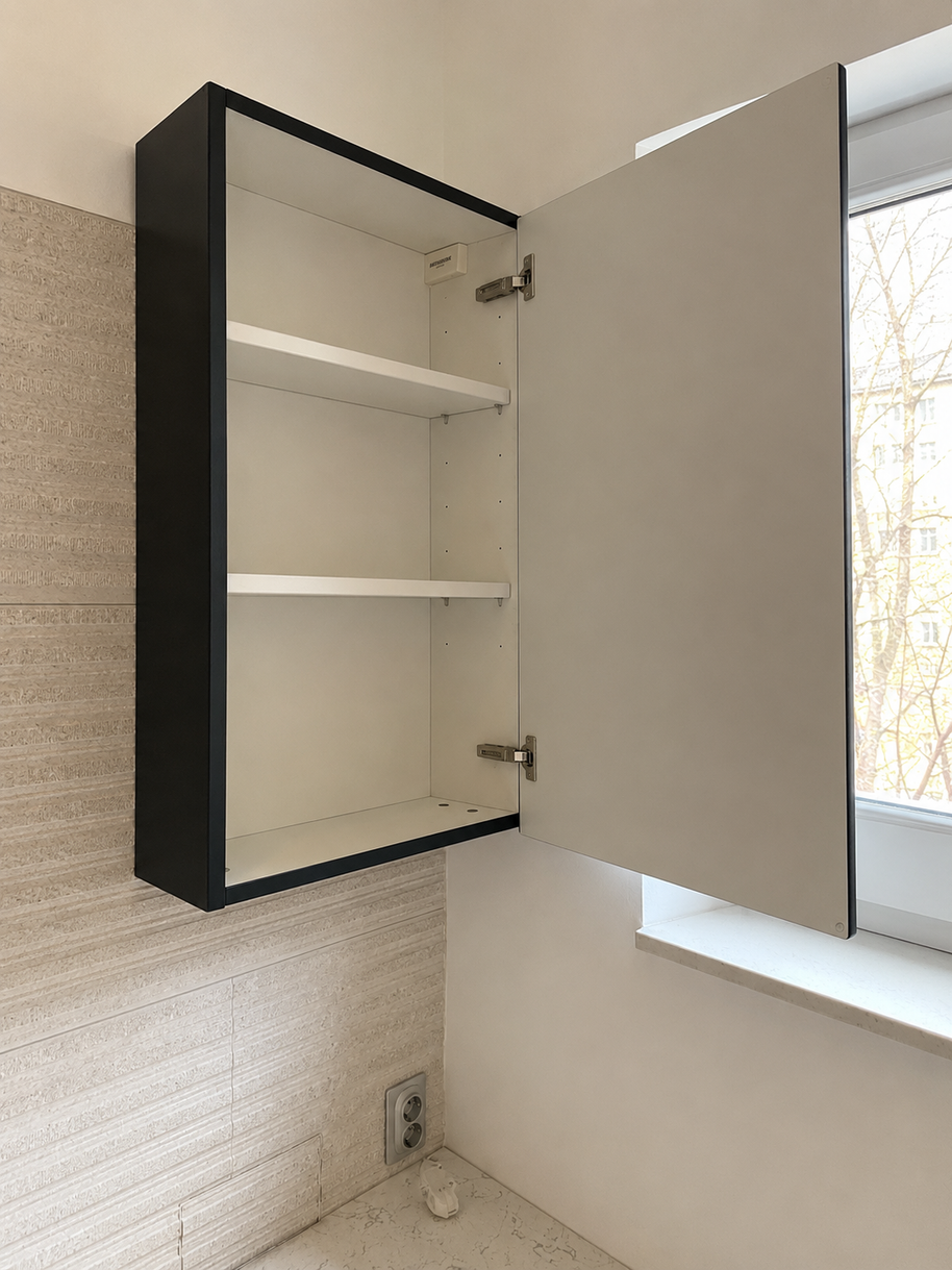 Mobilier pentru baie realizat la comandă de NORVINIA din MDF temoformat cu blat din cuarț compozit