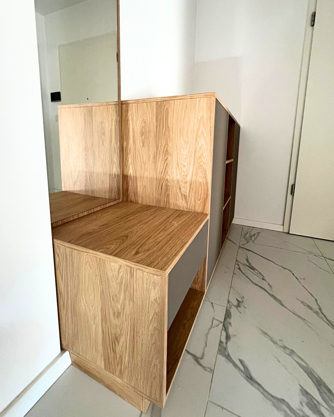 Mobilier pentru hol cu oglindă realizat la comandă de NORVINIA