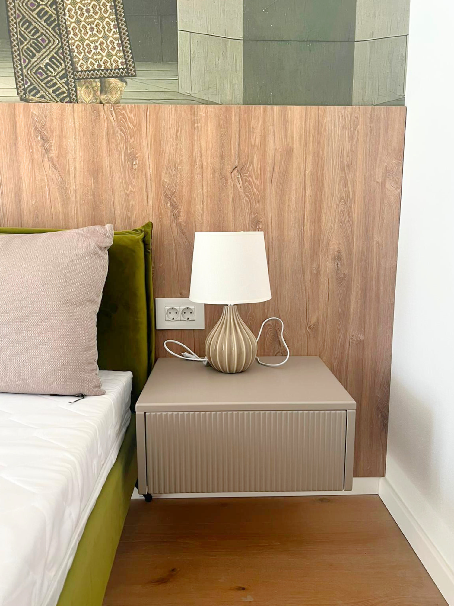 Mobilier la comandă din MDF termoformat pentru dormitor NORVINIA