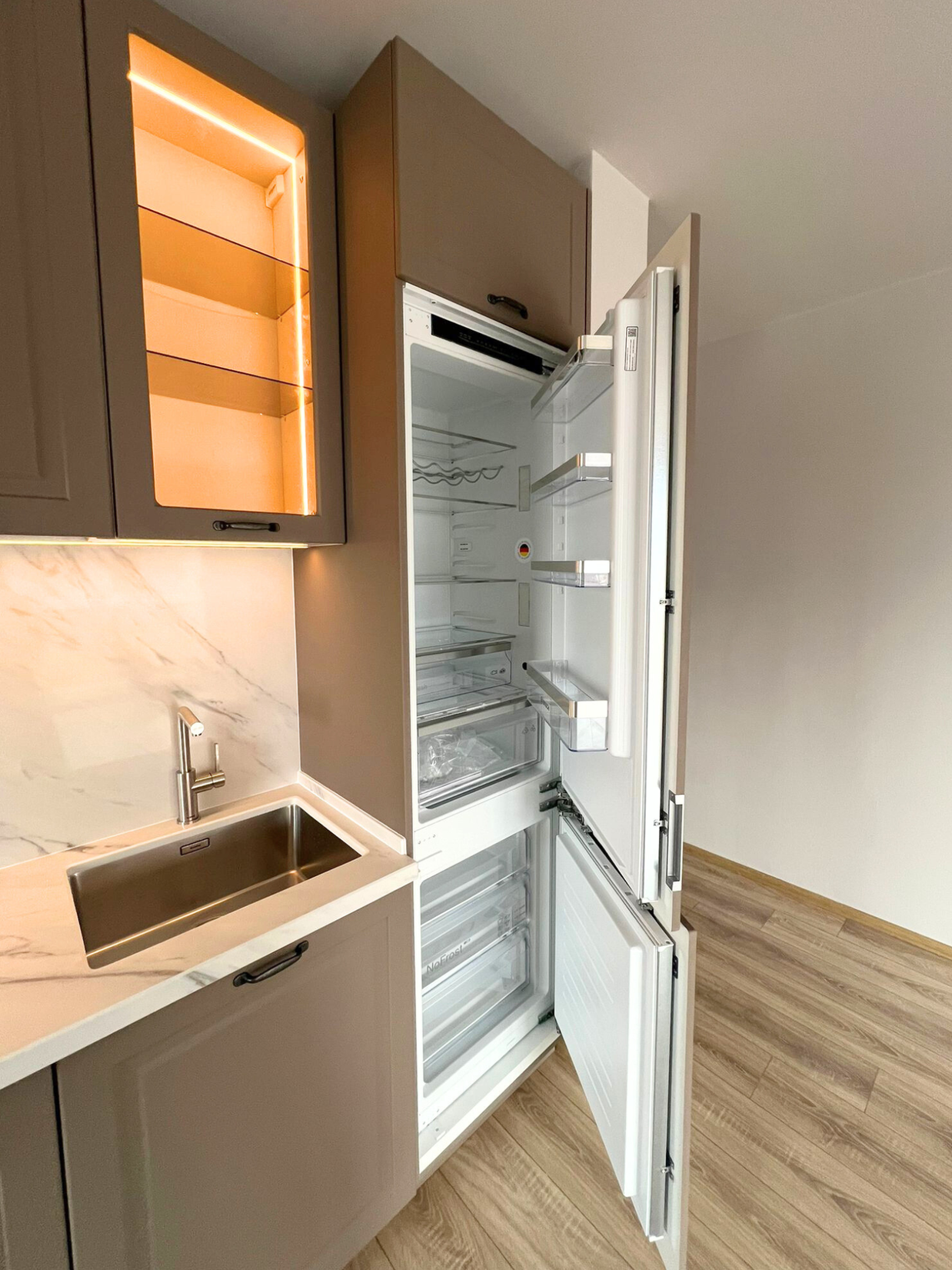 Mobilier la comandă pentru bucătărie NORVINIA, cu mânere metalice aplicate și blat din cuarț compozit