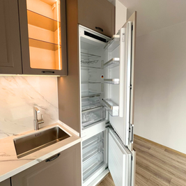 Mobilier la comandă pentru bucătărie NORVINIA, cu mânere metalice aplicate și blat din cuarț compozit