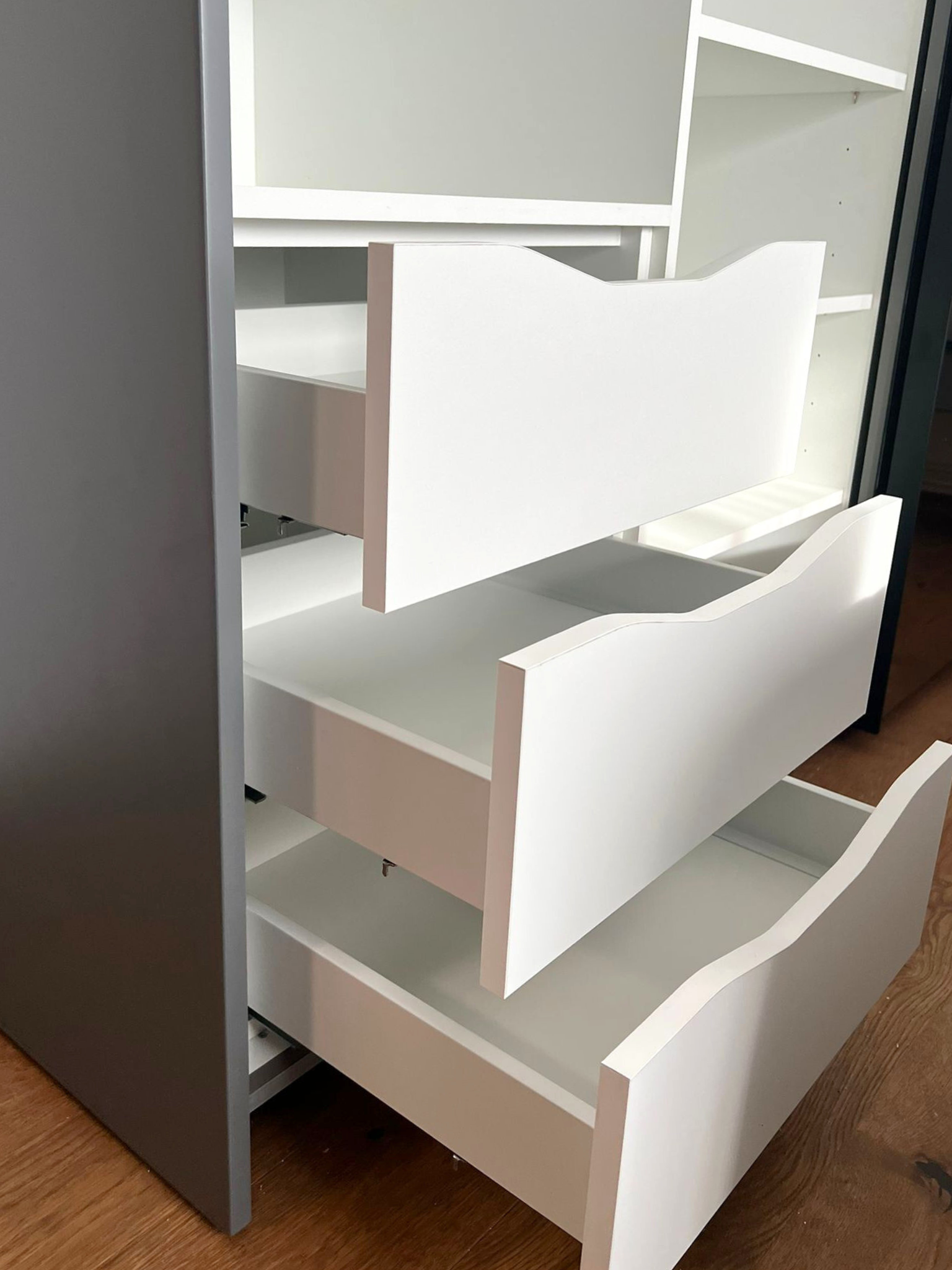 Mobilier la comandă pentru dormitor, din MDF termoformat - comodă, dressing, noptiere