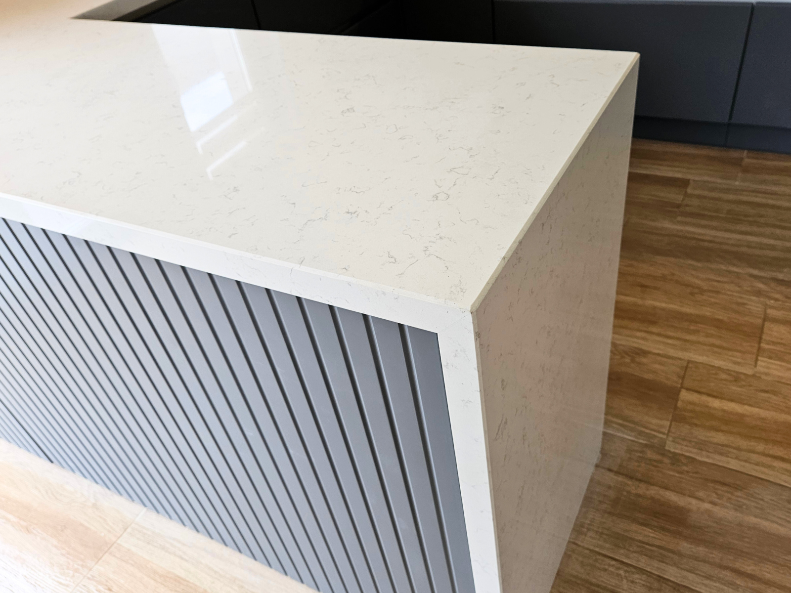 Mobilier la comandă pentru bucătărie NORVINIA, cu mânere ascunse GOLA și blat din cuarț compozit